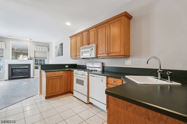 Foto del edificio - 163 Gladstone Dr