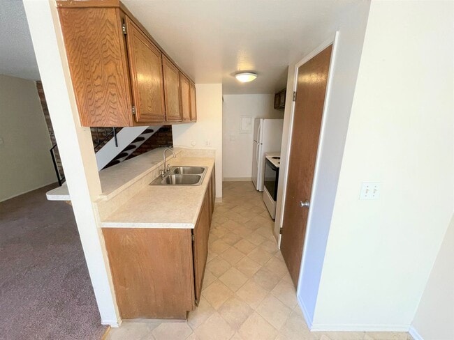 Foto del edificio - Centrally Located McKeon Condo