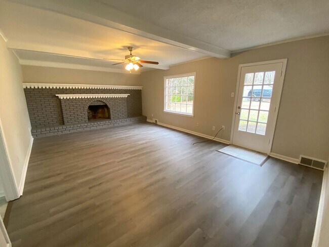 Building Photo - 4 Bedroom, 2.5 Bathrooms Near Kirby and McVay