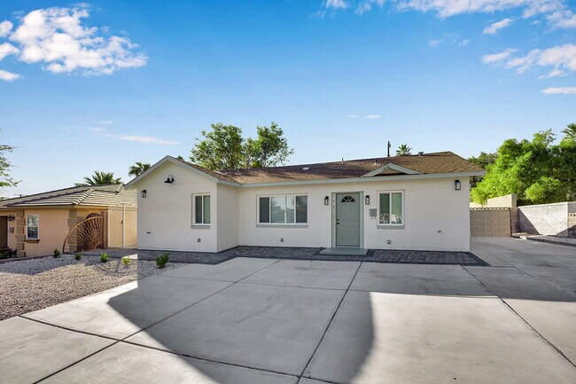 Foto del edificio - Beautifully updated 3-bedroom, 2-bath sing...