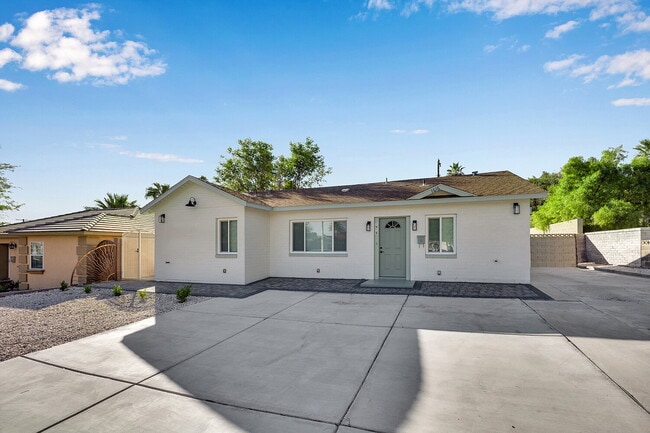 Building Photo - SIGN YOUR LEASE BY 1.31.26 AND RECEIVE THE FIRST 2 WEEKS RENT FREE!! Beautifully updated 3-bedroo...