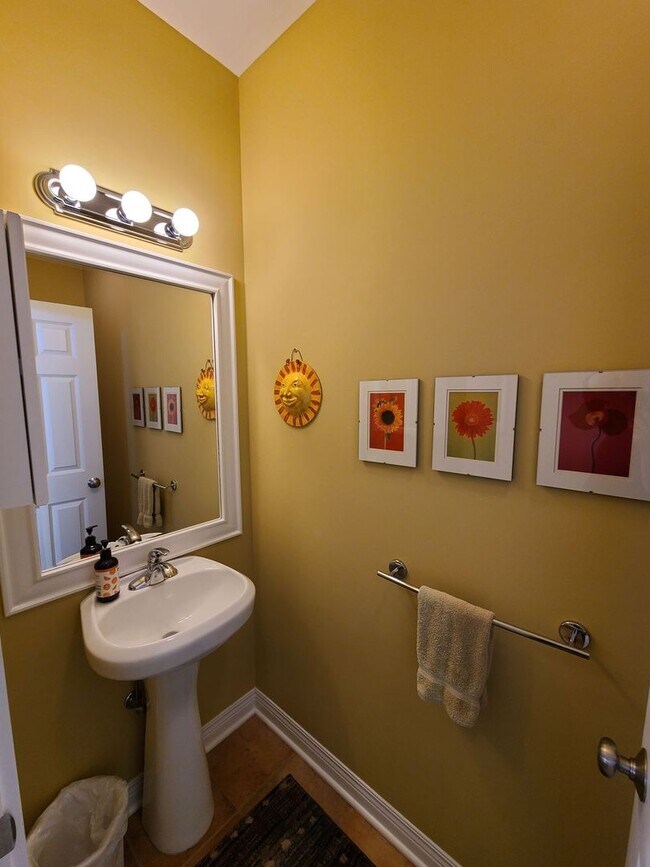 Foto del edificio - Fully Furnished Executive Condo in Downtow...