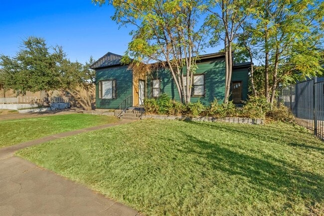 Building Photo - 1308 E 12th St