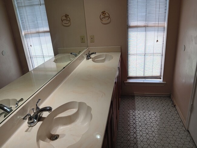 Building Photo - 807 Timberline Ct