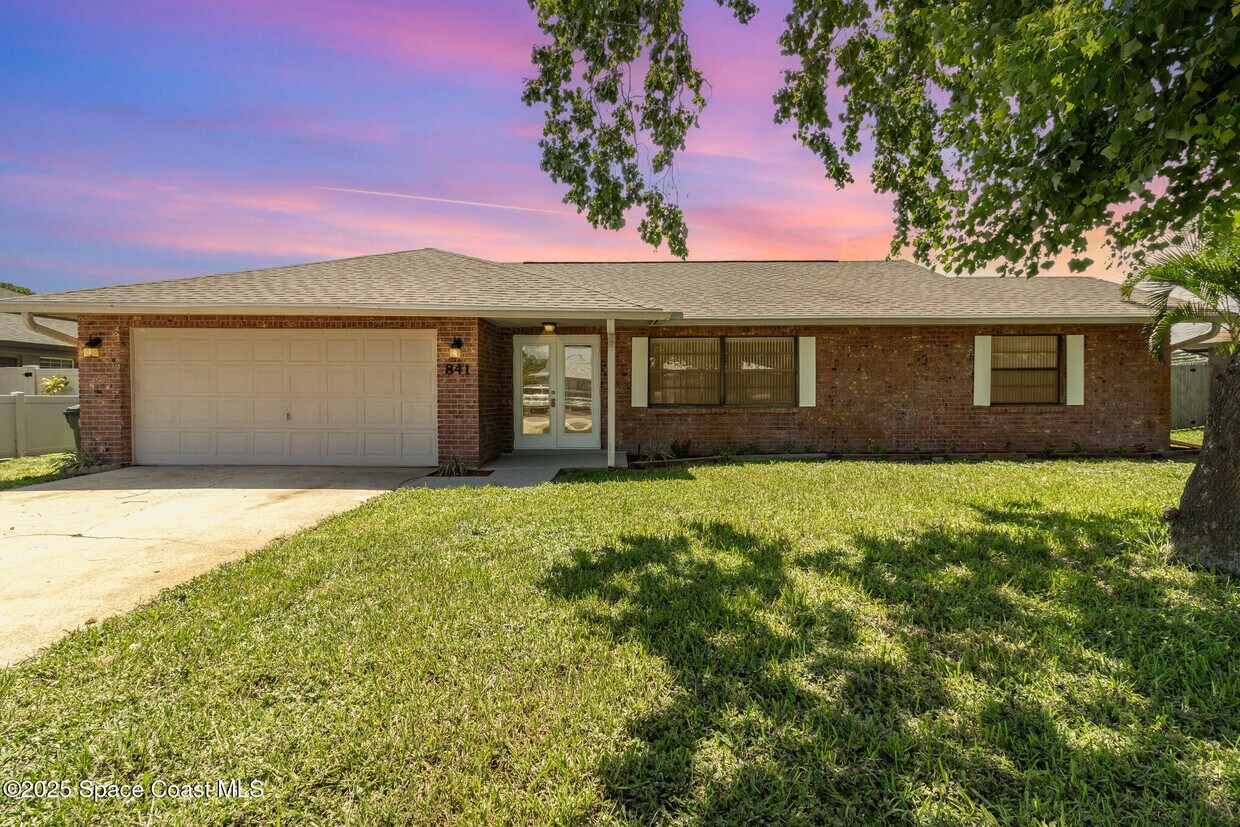 Foto principal - 841 Raintree Ave