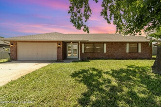 Building Photo - 841 Raintree Ave