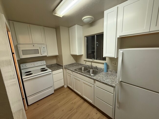 Building Photo - 626 W 2nd Ave