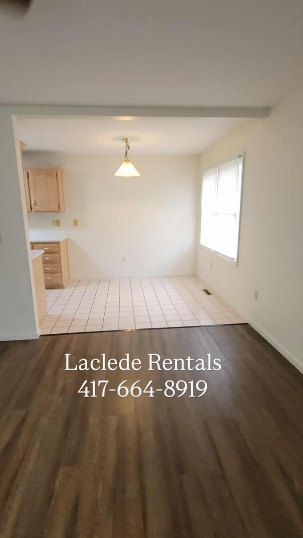 Foto del edificio - 2 BEDROOM 2 BATHROOM DUPLEX WITH GARAGE