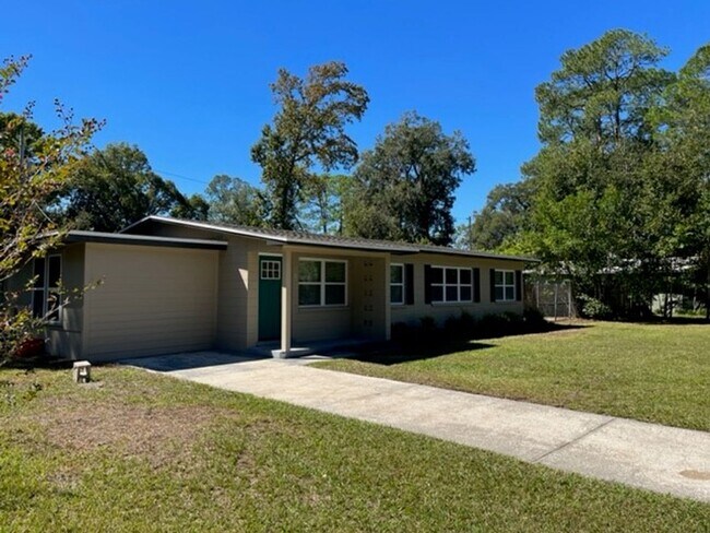 Building Photo - Nicely remodeled 4 bedroom 3 bath home in ...