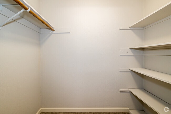 2BR, 1BA - 1,048SF - Riverside Gardens