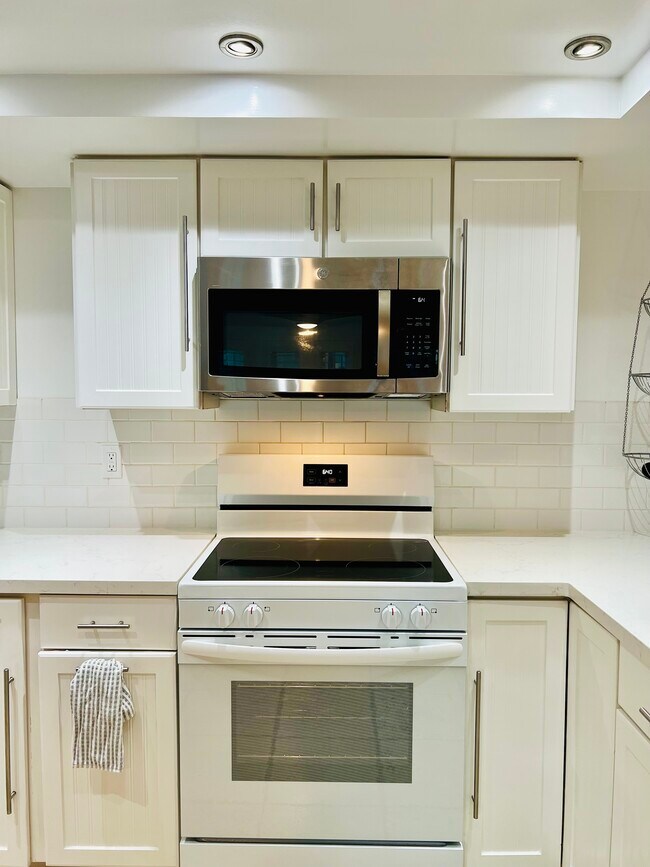 Encimeras de cuarzo en la cocina, electrodomésticos nuevos. - 24 Westwind St