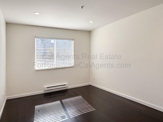 Foto del edificio - 6400 Christie Ave