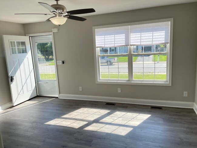 Living Room - 903 Queens Ct
