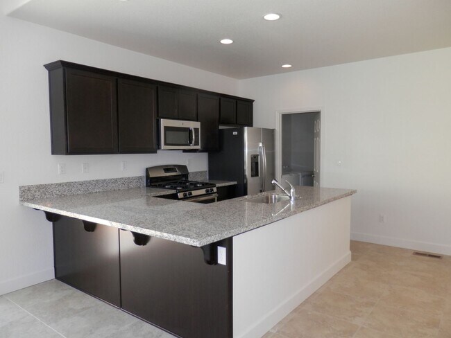 Foto del edificio - Fabulous home in a gated community with over 1500 sq ft, open floor plan, 3 bed, 2.5 bath