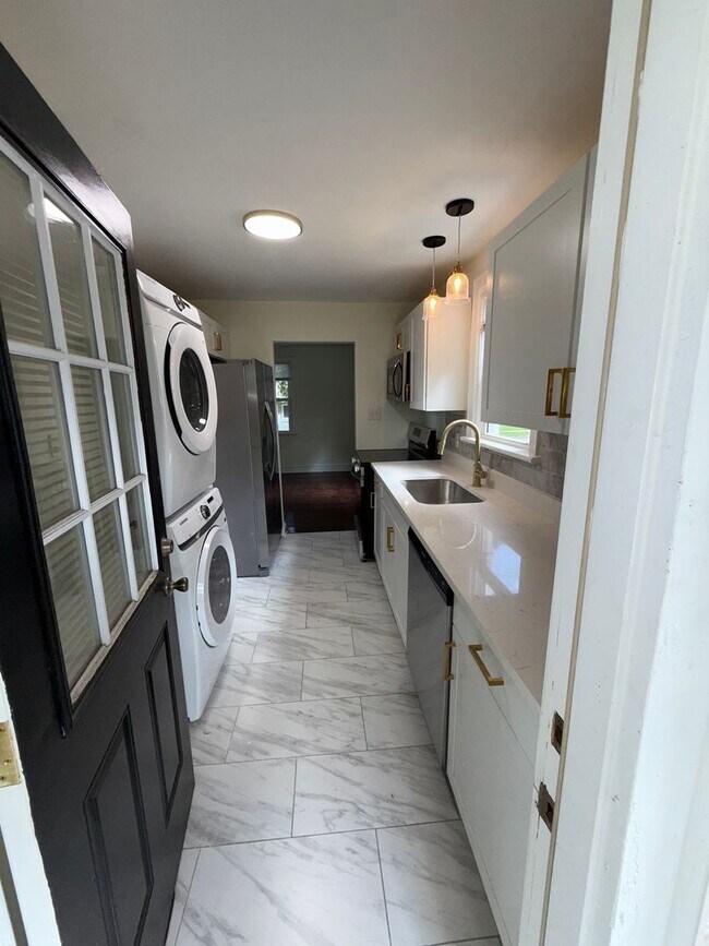 Foto del edificio - Beautiful renovated 3 bedroom 2 full bath ...