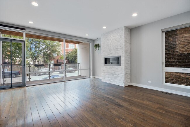 Building Photo - 1821 W Armitage Ave