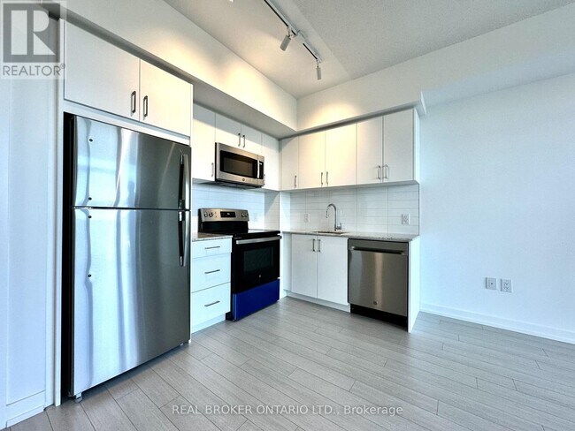 Photo du bâtiment - 4010 Eglinton Ave W