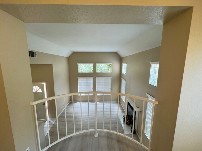 Building Photo - Large, end-unit townhome in the heart of Thousand Oaks