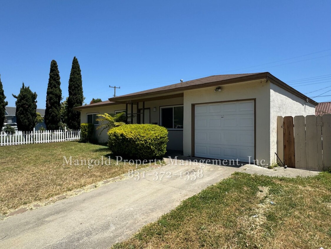 Building Photo - Three Bedroom House with Garage Located in...