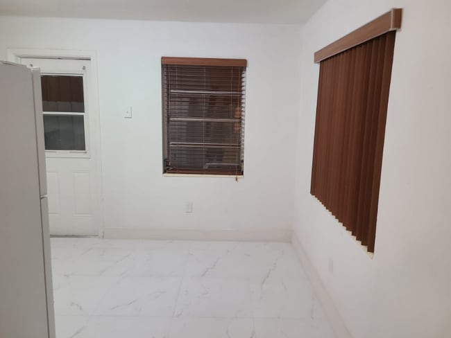 Foto del edificio - 375 E 8th St