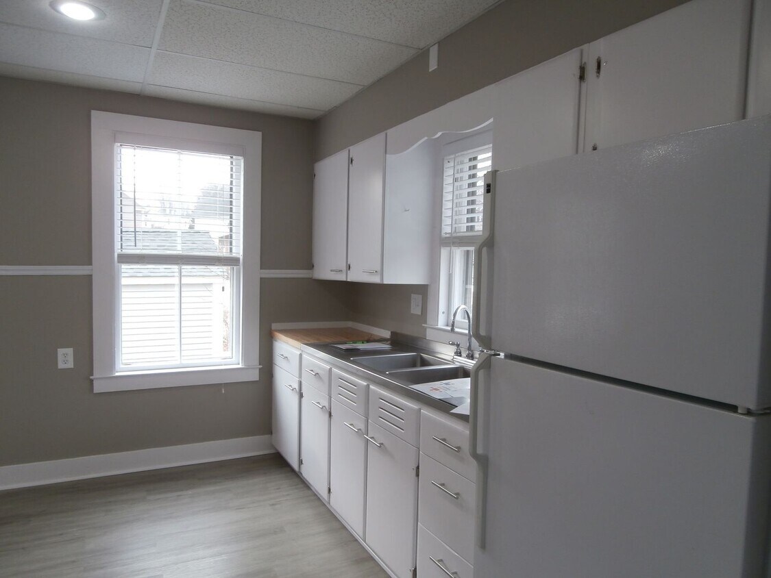 Foto principal - 2 Bedroom, 1 Bath Duplex in Quiet Dover Ne...