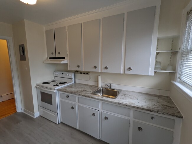 Building Photo - Upper Unit In Great Location