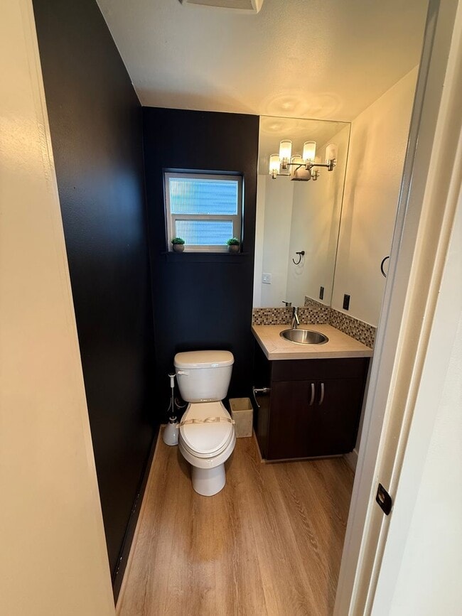 Building Photo - Modern Townhome Just One Block from Green ...