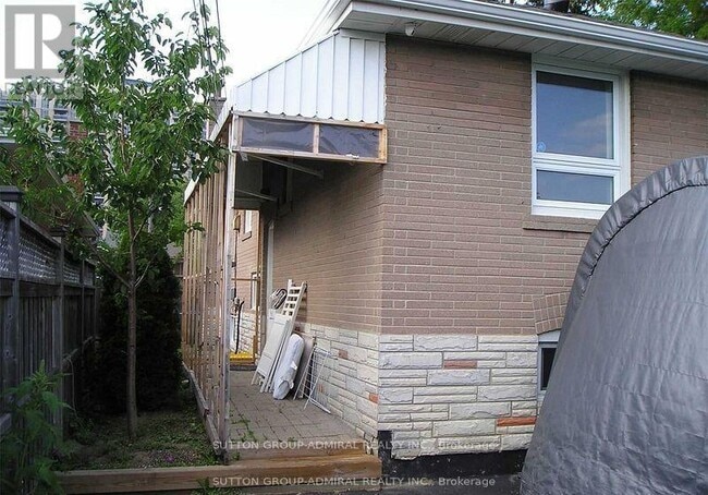 Building Photo - 25 Arbutus Crescent