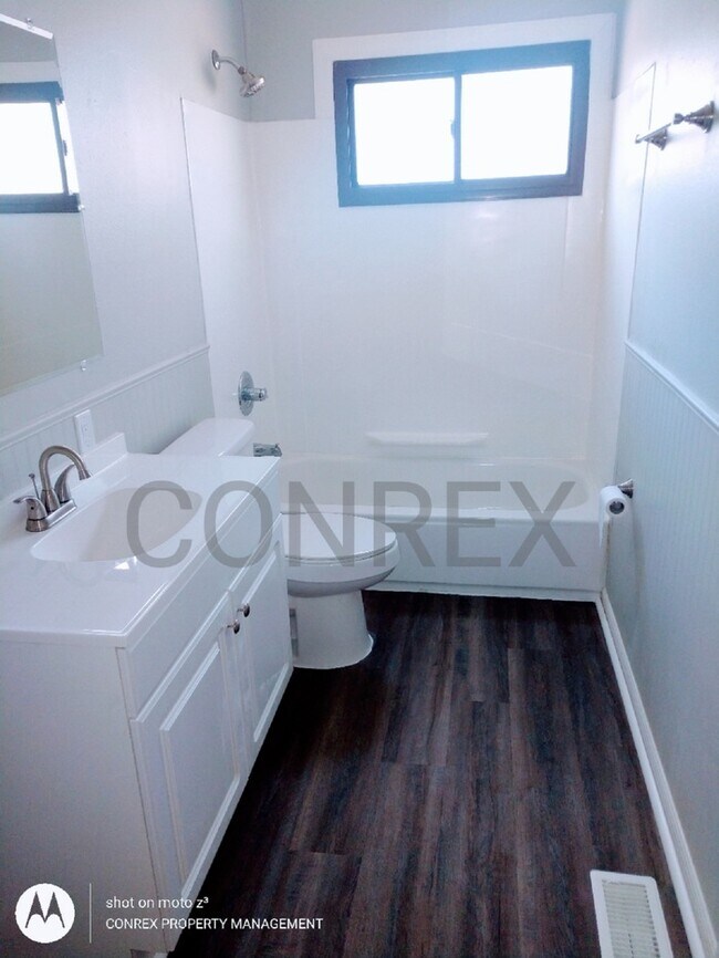 Building Photo - Adorable Bi-Level Home