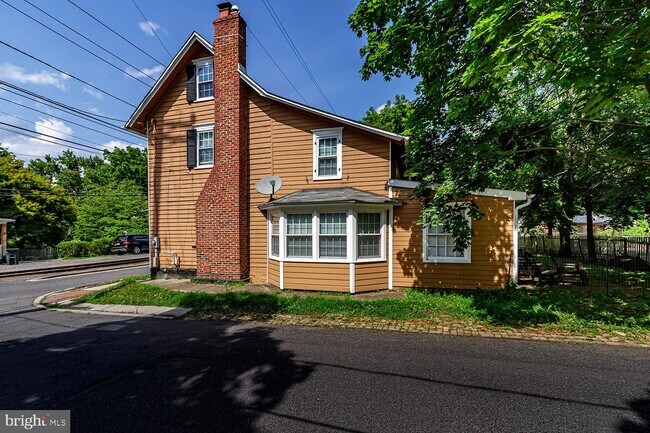 Building Photo - 32 E 3rd St