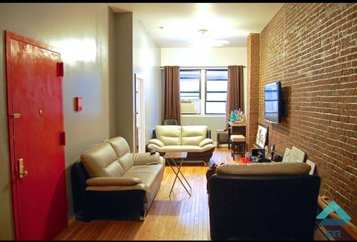 Primary Photo - 724 Broadway