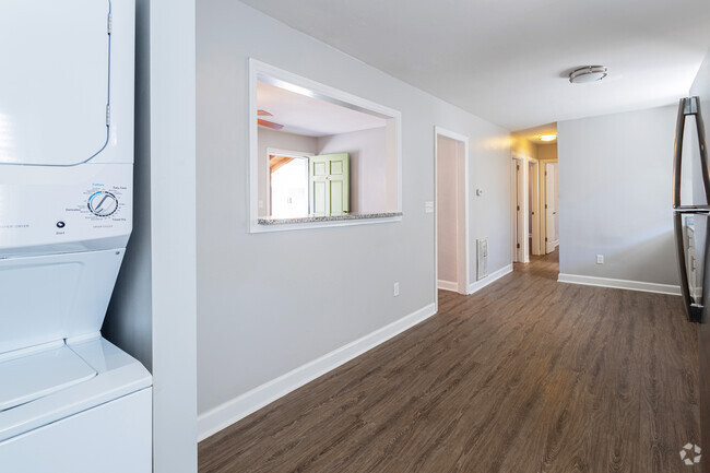 3BR, 1BA - South Circle Apts.
