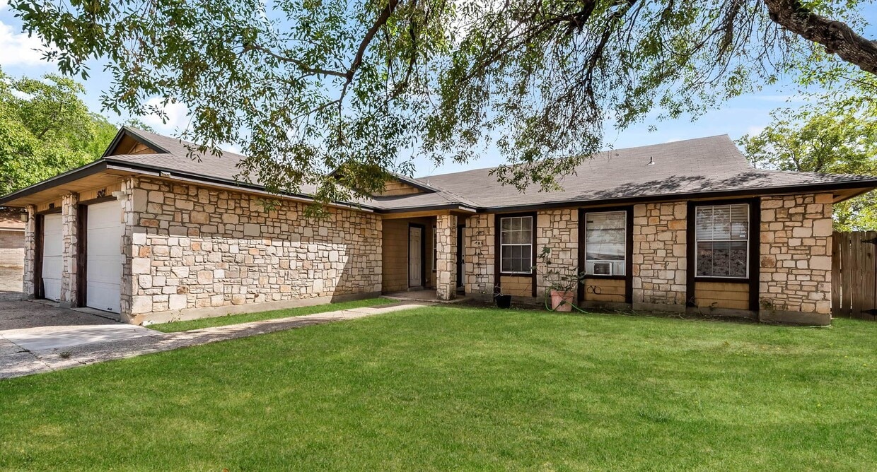 Foto principal - 5204 Gawain Dr