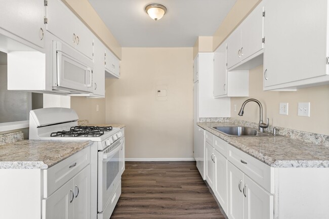 Building Photo - 811 Gardenia Ave