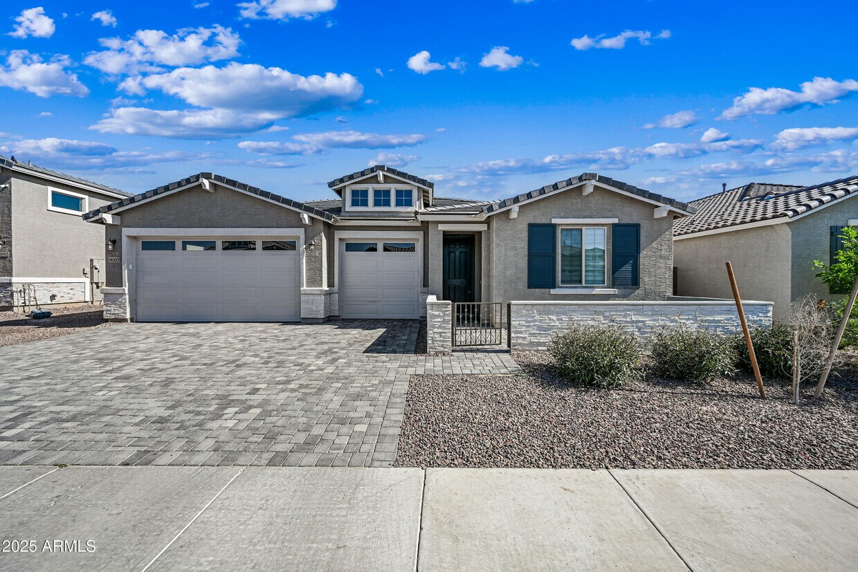 Foto principal - 11069 W Hadley St