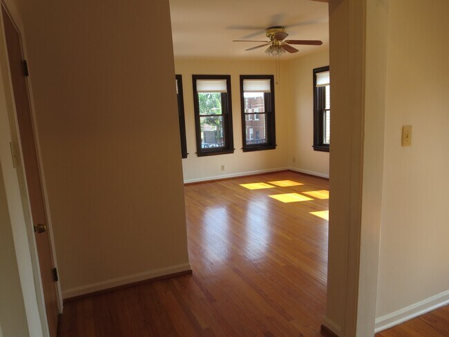 Foto del edificio - 6101 W Addison St