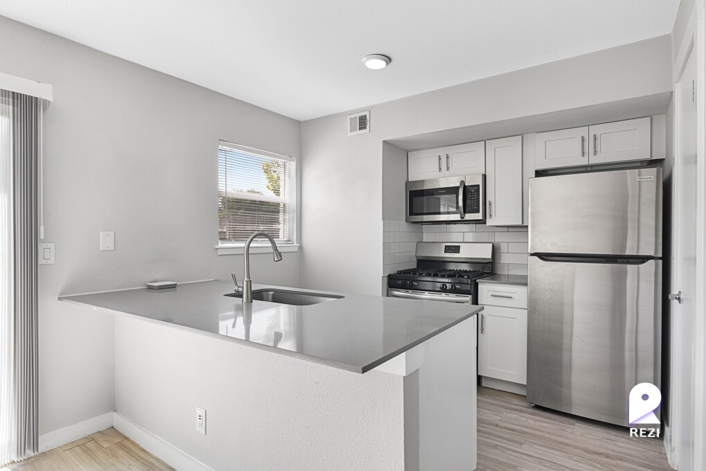 Foto principal - 5005 Manor Rd