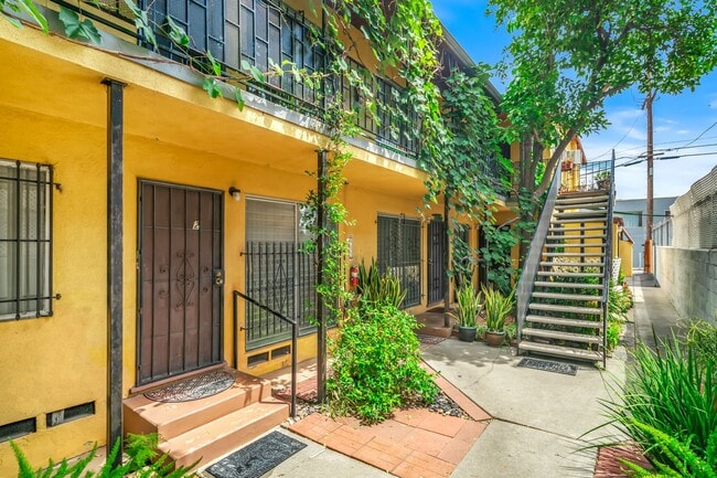 Photo - 826 S Grand View St Apartment
