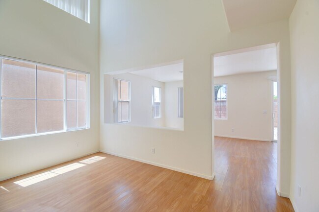 Foto del edificio - 3 Bed Home - Open Floor Design - Community Pool - New Everything Inside