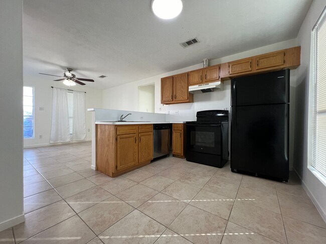 Foto del edificio - 3-Bedroom, 2-Bathroom Duplex in A Convenie...