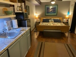 King size bed with memory foam mattress. - 3239 Long Lake Dr SE