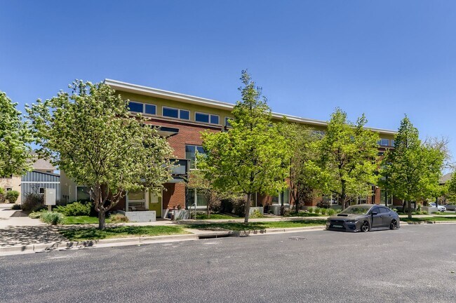 Building Photo - Modern 1 BDR Condo in Holiday Neighborhood