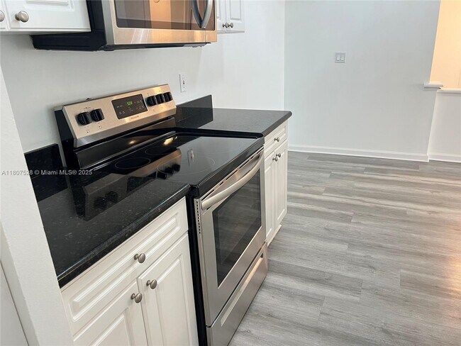 Foto del edificio - 17150 N Bay Rd