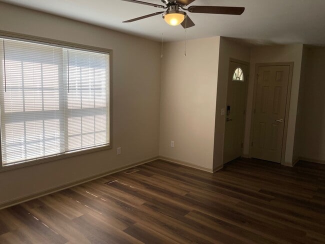 Building Photo - 1307