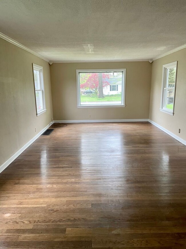 Building Photo - Charming 2 bedroom house located near Ball...