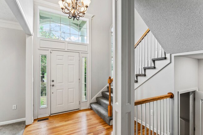 Foto del edificio - This Immaculate 4 Bedroom Home in Overland...