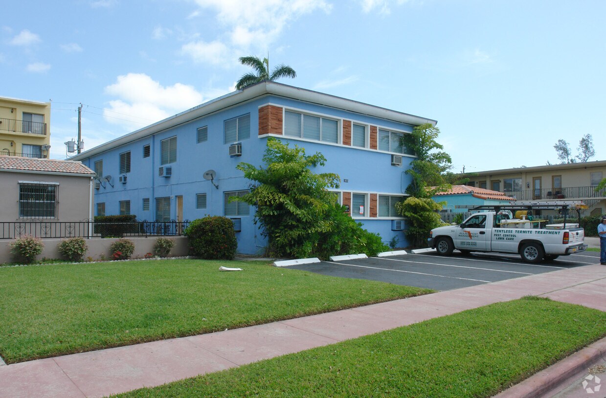 Building Photo - 1955 Normandy Dr