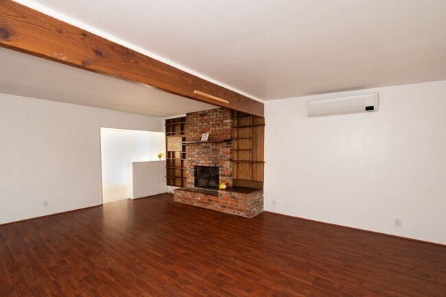 Building Photo - BEAUTIFUL COZY 2 BED 1 BATH HOUSE!