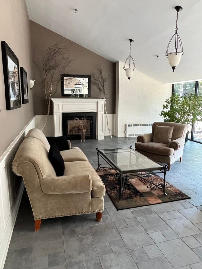 Building Photo - Eastern Promenade 2 Bedroom With Covered P...
