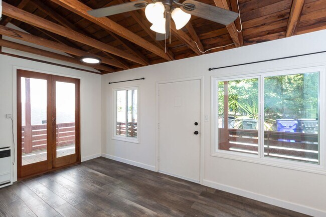 Foto del edificio - 1 Bedroom Home in South Mission Hills, San Diego